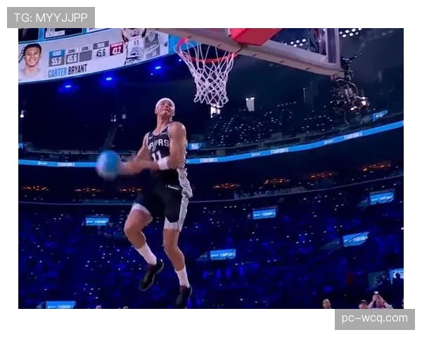 爱德华兹完成隔扣后模仿卡特2000年扣篮大赛经典动作